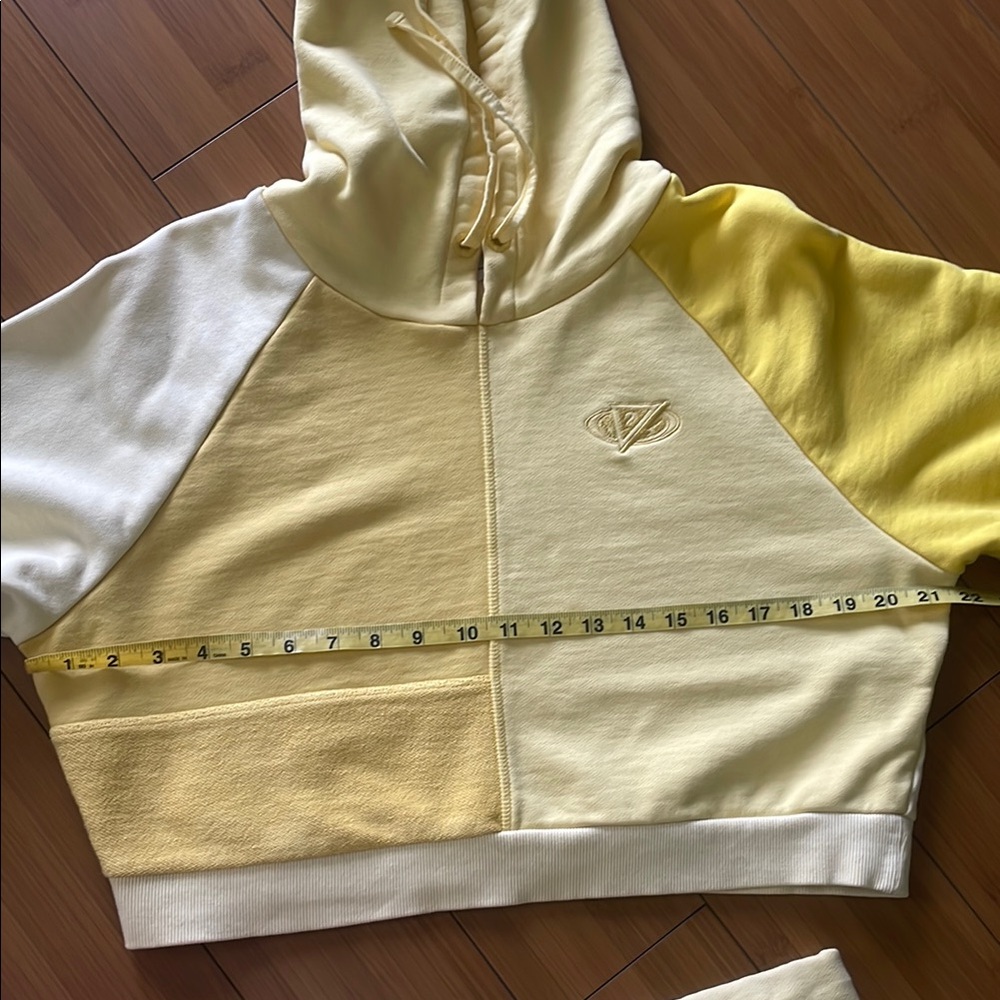 GUESS Butter Yellow cropped pullover with hood and matching shorts cotton set - Picture 6 of 14